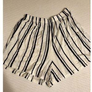 NWT!!! Boohoo striped shorts